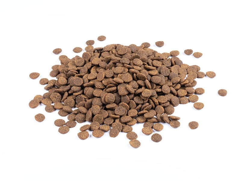Starvita torrfoder för kastrerade katter i en hög